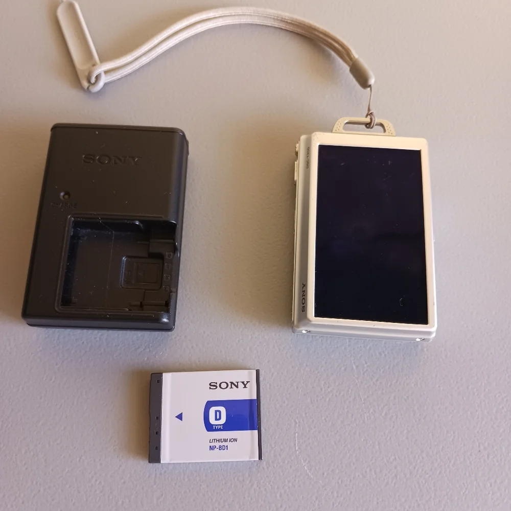 Camera Sony Cybershot  Silver Like New 8.1 Mega Pixels